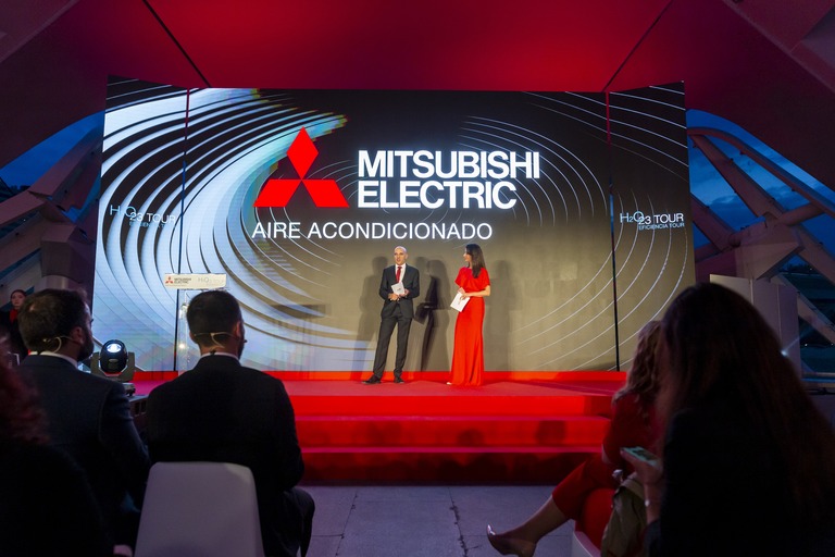 Ricardo Borrajo, director general de operaciones de Mitsubishi Electric, y la periodista Esther Vaquero